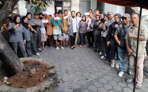 Penyerahan Bantuan Satlinmas Kecamatan Tamalate Kota Makassar Kepada Korban Kebakaran.
