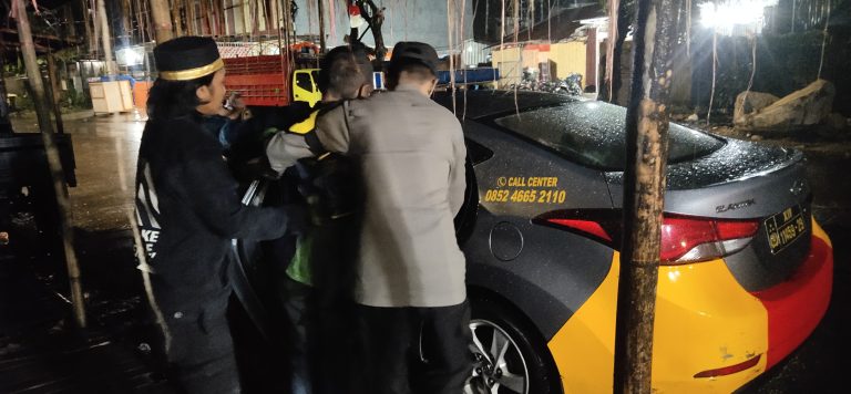 Sigap Dan Tanggap Bhabinkamtibmas Polsek Tallo Bantu Warga Penjalan Kaki Yang Kecelakaan