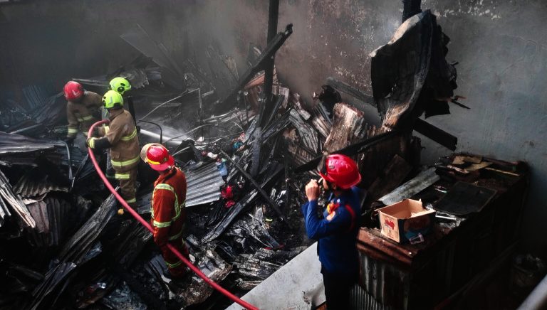 KEBAKARAN MELANDA KELURAHAN BALANG BARU : 19 RUMAH HANGUS, RATUSAN WARGA MENGUNGSI