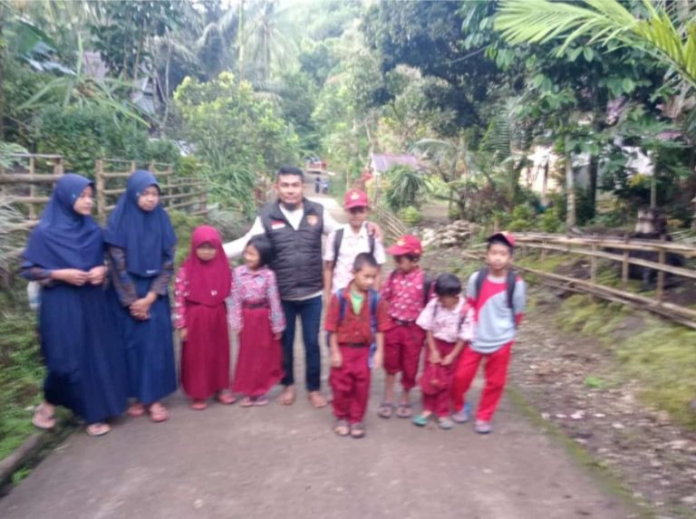 Tempuh Jarak 6 Km Anak Sekolah Desa Rompegading Cenrana Maros Harus Berjalan Kaki Ke Pangkep Untuk Menempuh Pendidikan Demi Kejar Masa Depan.