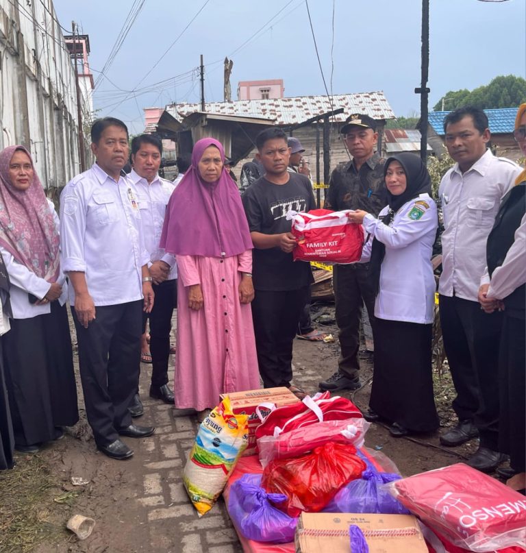 Pemkab Tanah Bumbu Salurkan Bantuan untuk Korban Kebakaran di Simpang Empat Batulicin.