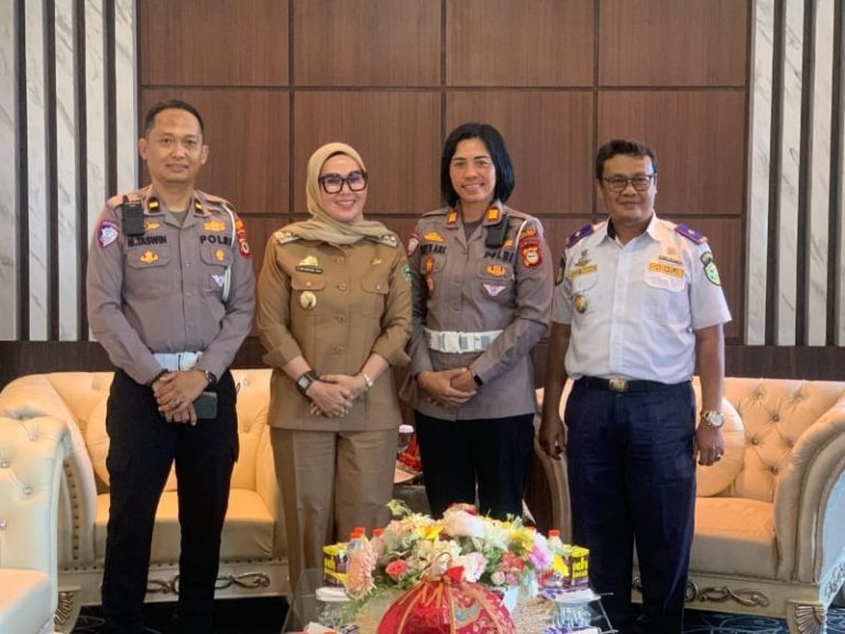 Andi Ina Kartika Sari, SH., M.Si. Adakan Pertemuan Strategis Bersama Kepala Satuan Lalu Lintas (Kasat Lantas) Polres Barru AKP Ida Ayu Made Ari Suastini, SH