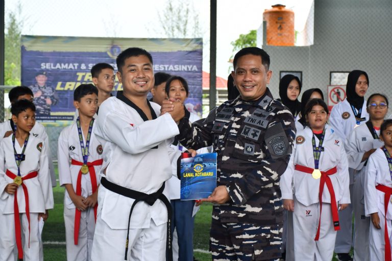 Sabet Juara Umum: Danlanal Kotabaru Beri Penghargaan ke Atlet Taekwondo Binaan