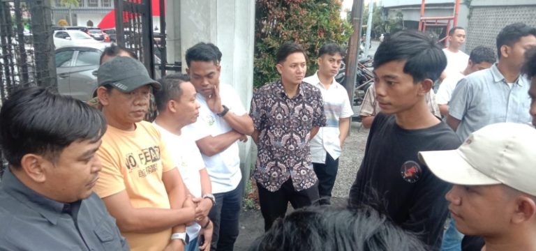DPP FKMI aksi unjuk rasa rehabilitasi SDN 309 Dumpu yang diduga asal kerja