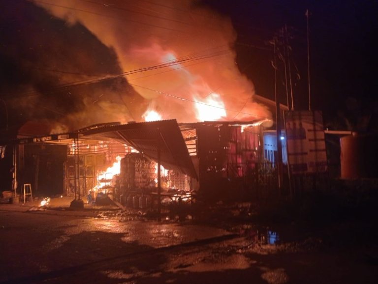 Si Jago Merah Kembali Mengamuk Sebuah Toko Barang Campuran Dilalap Habis.