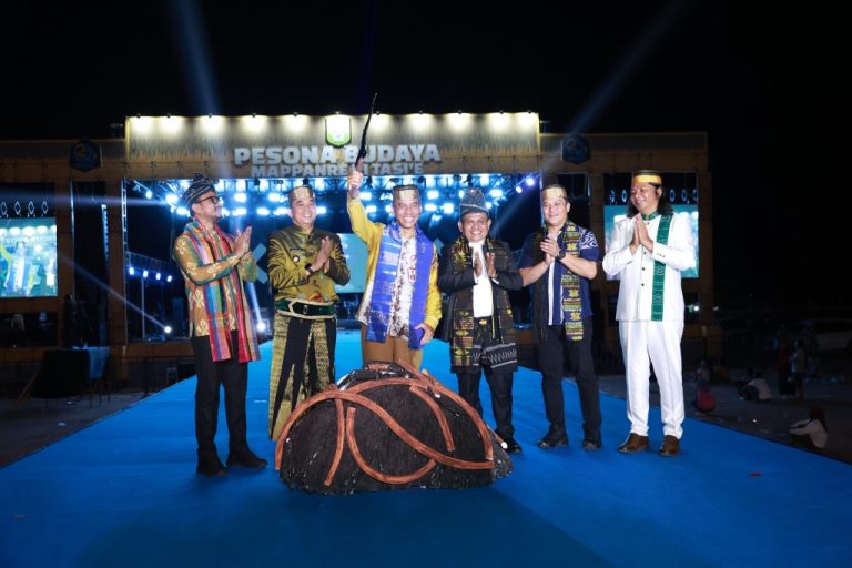 Pesona Budaya Mappanre Ri Tasi’e Dan Expo Tanah Bumbu 2025 Resmi Dibuka.