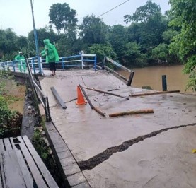 Jembatan Penghubung Dua Desa Di Kecamatan Simbang Kabupaten Maros Ambruk Lagi Butuh Perhatian.