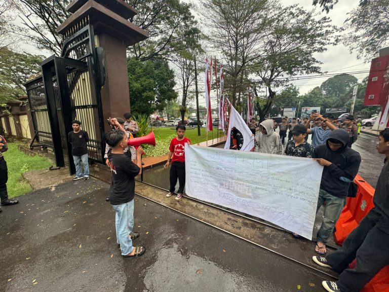 DPP FKMI DEMO DI POLDA SULSEL MINTA COPOT KAPOLRES SINJAI