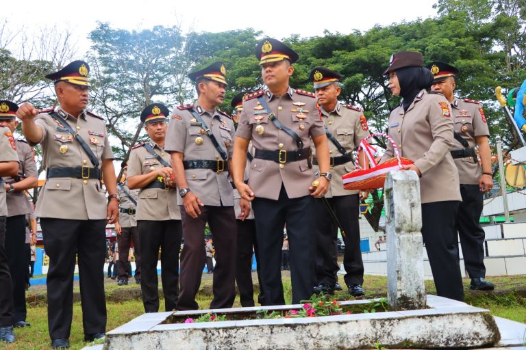 Jelang HUT Bhayangkara ke-79, Polres Maros Gelar Ziarah Rombongan ke TMP Maros .