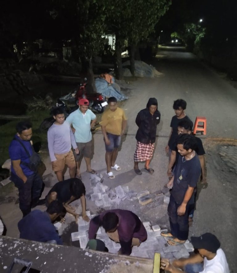 Inisiatif warga Gotong Royong Menambal Jalan Poros Bambu Runcing Desa Bontotallasa Yang Berlubang Parah.