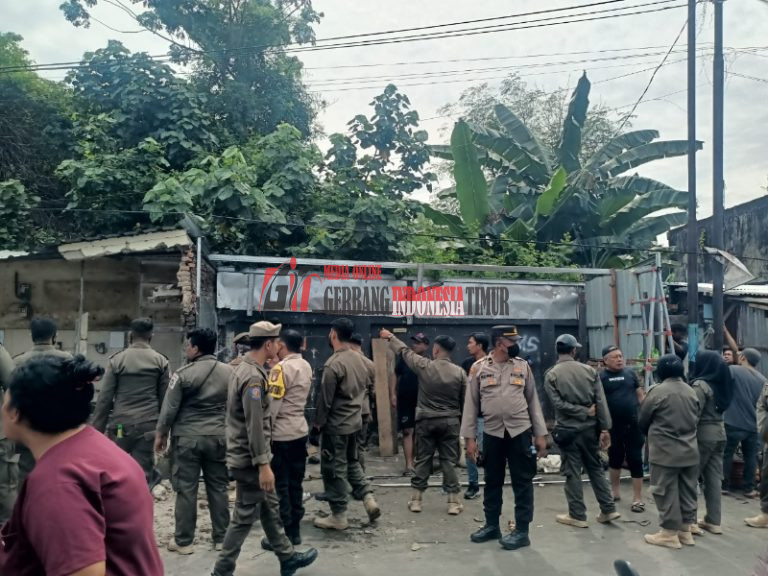 Tim Gabungan kecamatan Ujung Tanah Tertibkan PK5 Di Jalan Barukan Raya Kota Makassar