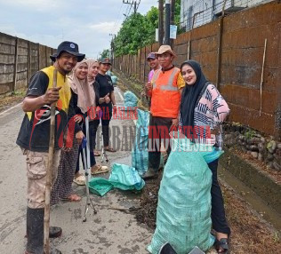 Giat Kerja Bakti Satlinmas Bersama Seluruh RT Di Wilayah RW 09 Berlokasi DiSamping Telaga Barombong