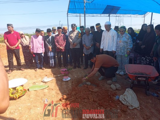 Peletakan Batu Pertama Masjid Almunawarah Oleh Lurah Barombong Didesa Kaccia Kelurahan Barombong Kecamatan Tamalate