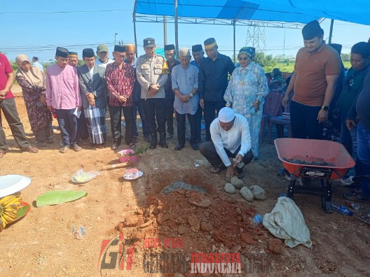 Peletakan Batu Pertama pembangunan Masjid Al munawarah Oleh BPK H.Suardi Dg Naba Didesa Kaccia kelurahan Barombong kec Tamalate
