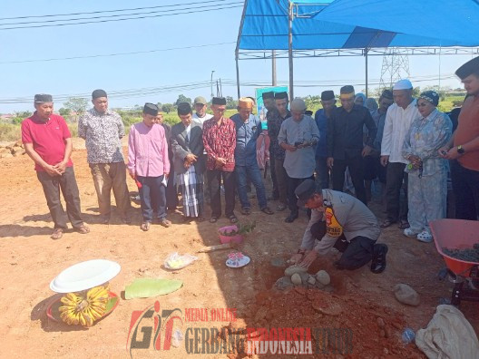Bhabinkamtibmas Turut Hadir Dalam Peletakan Batu Pertama pembangunan Masjid Al-Munawwarah di RT. 005/RW. 009 Jl. Bontobiraeng Kelurahan. Barombong: