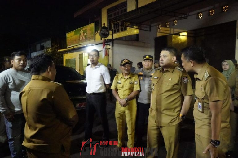 Walikota Bersama Sekda Makassar Kunjungan Kecamatan Ujung Tanah Meninjau Pos Kamling diKelurahan Pattingalloang