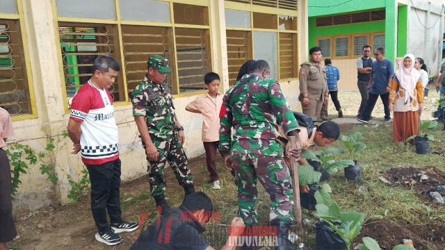 Koramil 06/Mamajang Gelar Karya Bakti Penanaman Pohon, Bunga, dan Terong di Kota Makassar