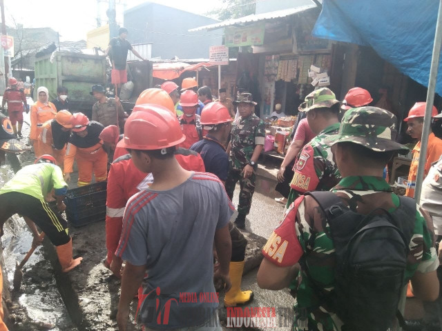 Koramil 06/Mamajang Gelar Karya Bhakti Pembersihan Pasar