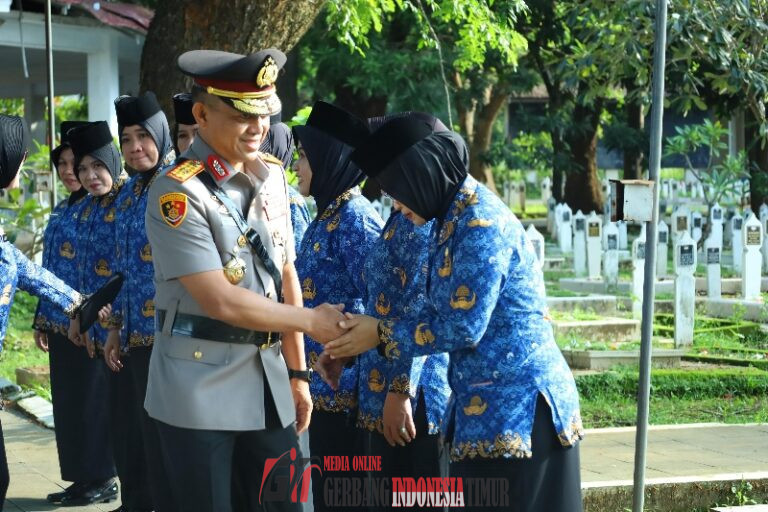 Polda Sulsel Gelar Upacara Ziarah dan Tabur Bunga Peringati HUT Ke-54 KORPRI