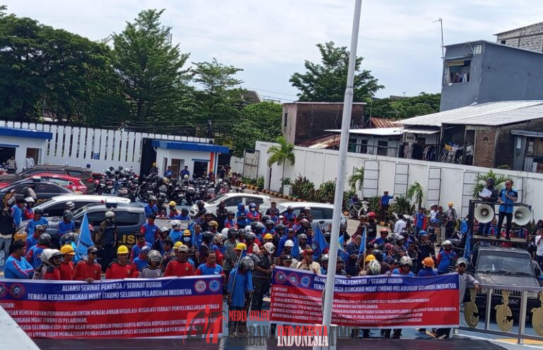 Aksi Demonstrasi Buruh TKBM Pelabuhan Makassar Mendesak KSOP Dalam Penegakan Regulasi yang Berlaku di Indonesia