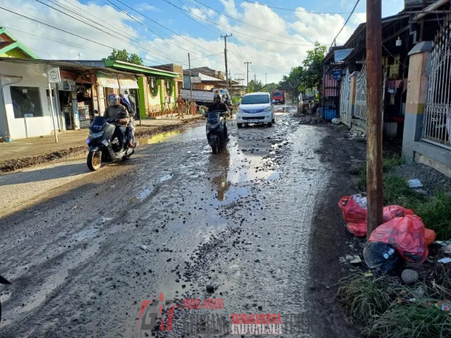 Miris Jalan Poros Galesong Rusak Parah Bagai Kubangan Kerbau Tergenang Air, Berlubang Licin Dan Terjal