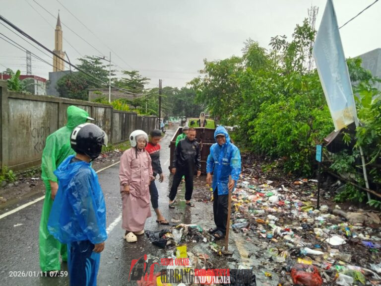 Lurah Antang Pimpin Giat Minggu Bersih di Tengah Hujan, Wujud Nyata Peduli Lingkungan