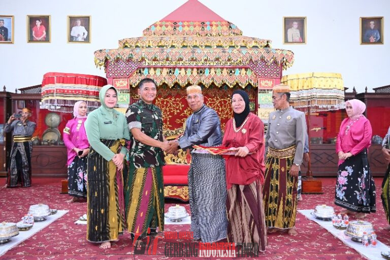 Momen Bersejarah, Pangdam XIV/Hasanuddin Dianugerahi Pin Kehormatan Kedatuan Luwu