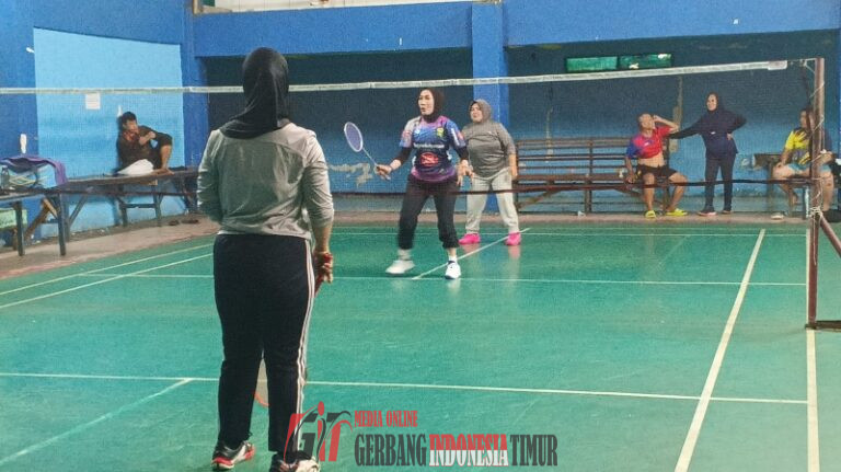 Manfaatkan Minggu Pagi, Camat Segeri Hj. Dasriana Olahraga Badminton Bersama Rekan di GOR Pangkep