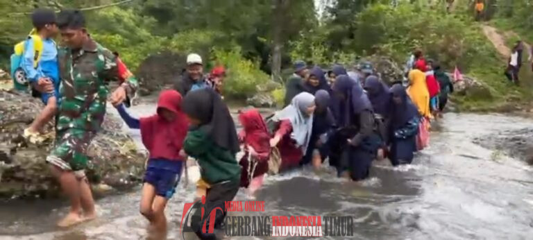 “Mohon Bangunkan Jembatan”, Seruan Anak Agar Sungai Kaloro Singara’ Ada Jembatan Penghubung Dua Desa