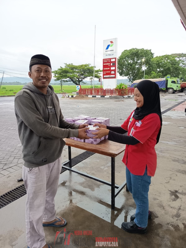 Ramadan Penuh Berkah, SPBU 74.906.07 Labakkang Pangkep Berbagi Takjil untuk Pengendara dan Pengguna Jalan
