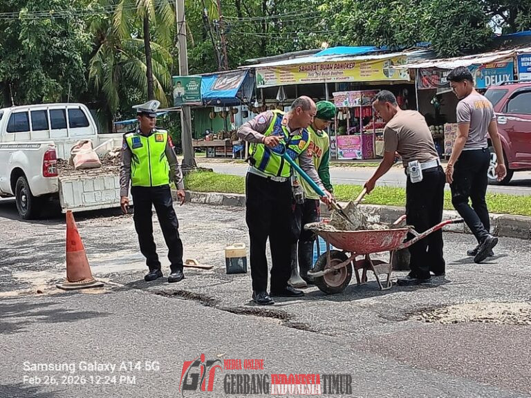Aksi Nyata Dan Tanggap Satlantas Polres Pangkep Turun Langsung Perbaiki Jalan berlubang