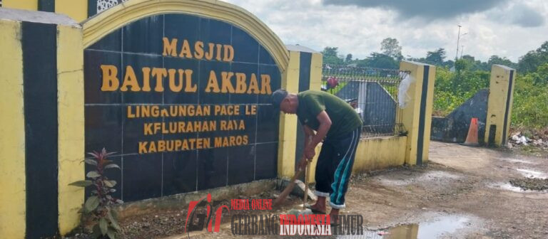 Pengurus Masjid Baitul Akbar Lingkungan Pacelle Kerja Bakti Bersih Bersih Bersama Masyarakat Setempat.