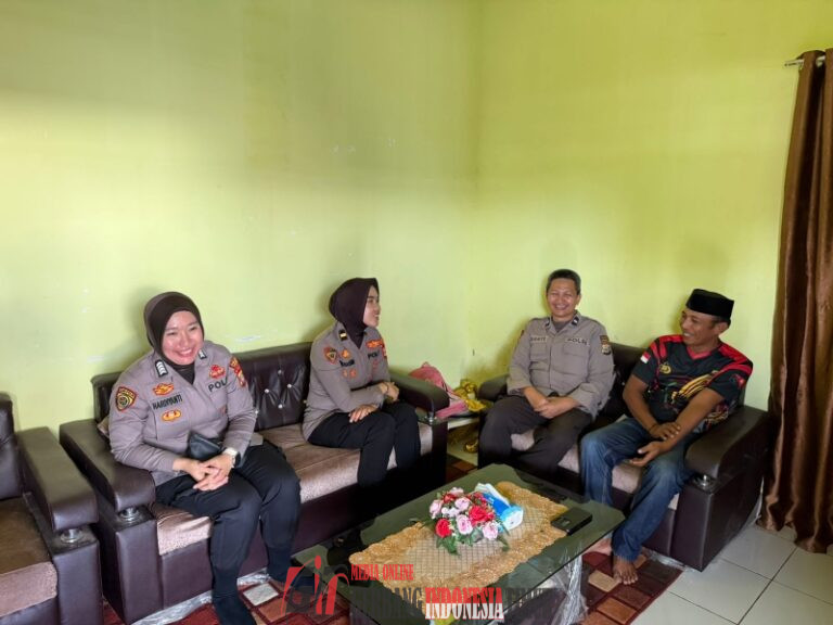 Wujud Kepedulian dan Solidaritas, Polres Pangkep Jenguk Personel yang Sakit
