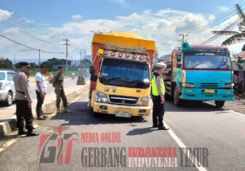 Petugas Gabungan Operasi Ketupat Polres Maros Bantu Evakuasi Dan Perbaikan Truk Logistik Yang Rusak Menutupi Badan Jalan Di Tambua.