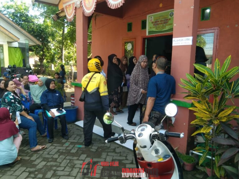 Warga Kelurahan Bara Baraya Induk Antusias Menerimah Penyaluran Bantuan Pangan di Kantor Kelurahan