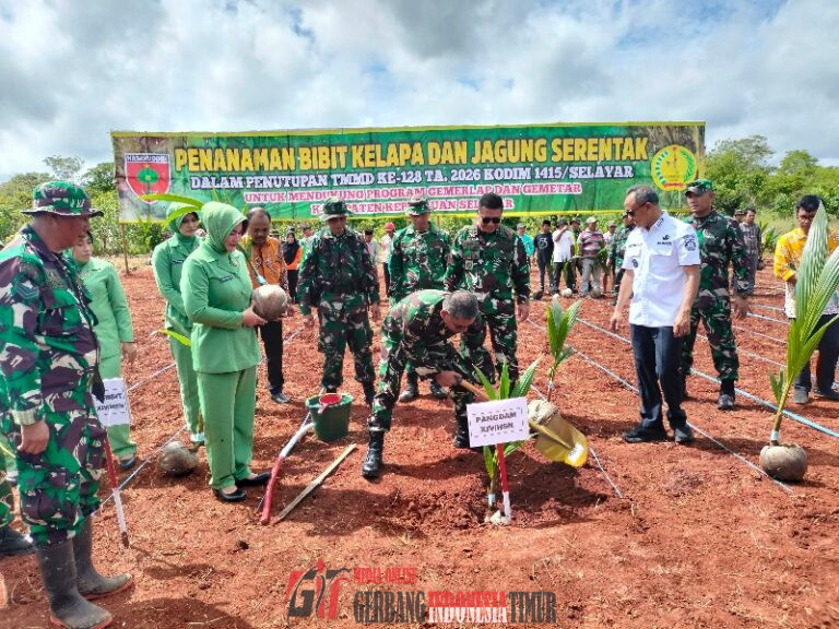 Pangdam XIV/Hasanuddin Bersama Masyarakat Tanam Kelapa dan Jagung untuk Ketahanan Pangan