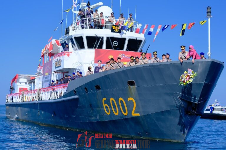 Momentum HUT Bhayangkara Ke-80, Kapolda Sulsel Pimpin Tradisi Tabur Bunga di Laut