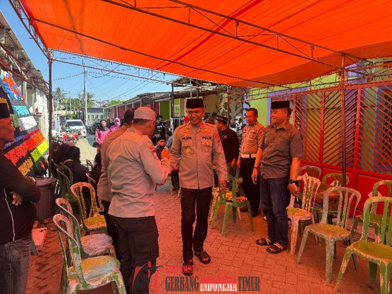 Kapolres Pangkep dan Ketua Bhayangkari Cabang Pangkep Melayatat Ke Rumah Duka Aiptu Muhammad Yusuf Nur