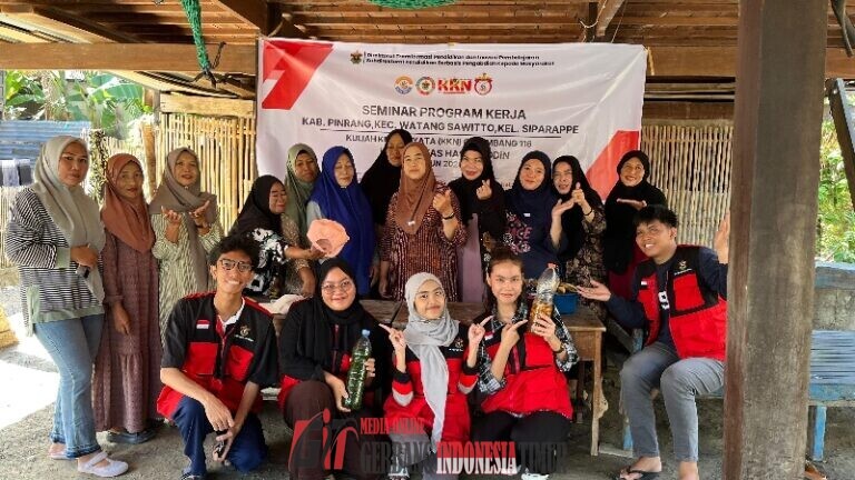 Mahasiswa KKN-T Unhas Sulap Daun Pepaya Jadi Senjata Ampuh Pengusir Hama di Pinrang