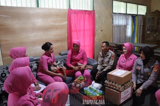 Ketua Bhayangkari Polres Bulukumba Sambangi Anak Polisi Yang Lumpuh Sejak Lahir.
