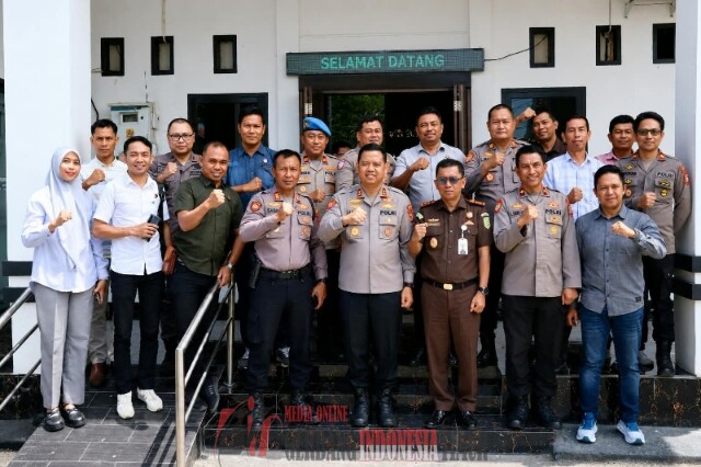 Hari Adhyaksa Ke-81, Kapolres Bulukumba Beri Kejutan Bawa Tumpeng Ke Kejaksaan Negeri.