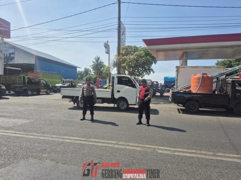 Cegah Kemacetan di SPBU, Patmor Polres Bulukumba Turun Atur Arus Lalu Lintas.