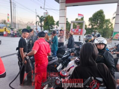 Personel Polsek Lau Pantau Antrean BBM di SPBU Belang-Belang, Situasi Tetap Aman dan Kondusif