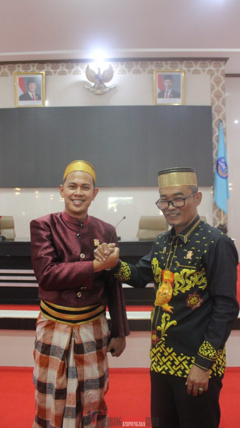 Dedikasi Panjang di Dunia Pengabdian, Dosen Pendamping Mannennungeng Terima Pin Kehormatan Wija Arungpone