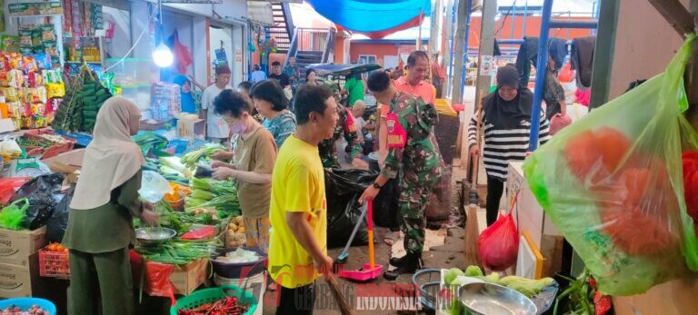 Koramil 1408-07/Ujung Pandang Bersama Warga Gelar Karya Bakti Bersihkan Pasar Sawa, Antisipasi Musim Penghujan